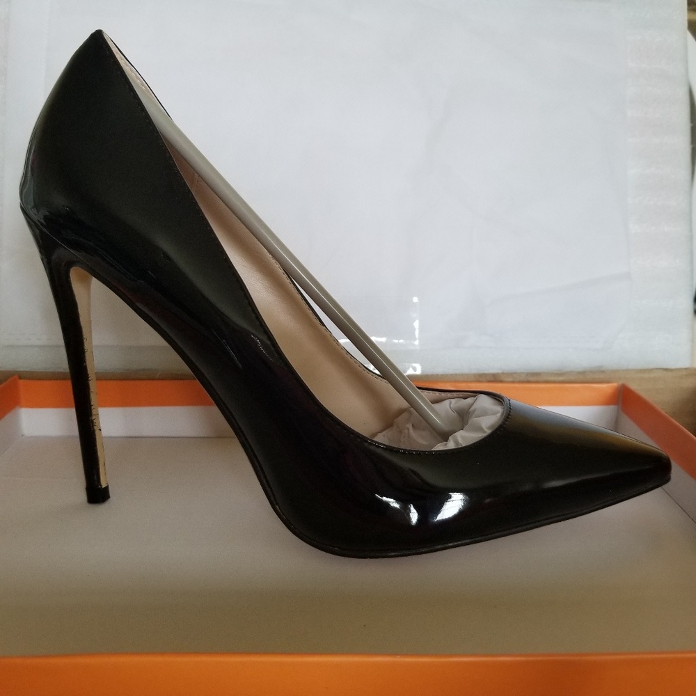Chic black pumps